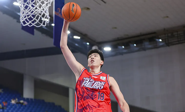 足球世界俱乐部杯-徐昕本场篮板数追平赛季最高纪录，场均篮板数本土球员第二